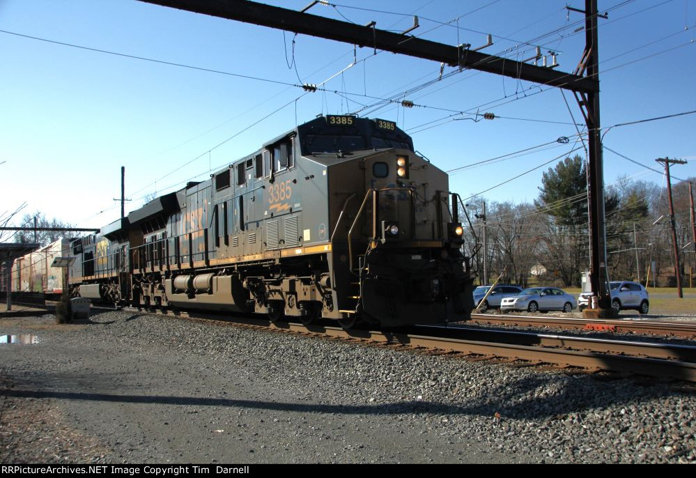 CSX 3385 leads M404